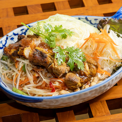 鶏肉ステーキソムタム