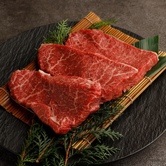 世界に誇る数多の黒毛和牛から30年超の職人が目利き。