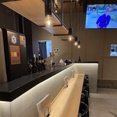 当店には大型テレビがあります◎木目のインテリアやガラス窓のモダンさが、洗練された大人の空間を演出。仕事帰りのサク飲みや普段使いにもぴったりな居酒屋です◎ゆったり寛げる大人の隠れ家で絶品の料理をお楽しみください♪おひとり様やデート利用や女子会、少人数での各種宴会やイベントにも大変おすすめしております!