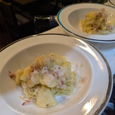 その時の旬の食材をお好みを伺いながら、マスターのおまかせコース3500円〈税込）でお召し上がりいただけます。生ハム・お魚・お肉のお料理、パスタ、デザート付き！毎日旬の食材を仕入れておりますので、日々美味しく変化するコースをお愉しみください。