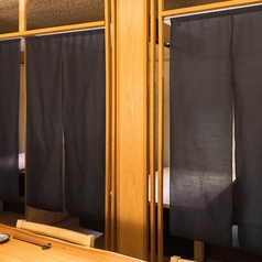 【テーブル半個室/1～4名様×2部屋】少人数のご利用に。程よいおこもり感が嬉しい空間。少人数のご利用におすすめの半個室です。通路や他のお席との間を大きな暖簾で仕切ることで、圧迫感がなく心地よい独立空間を作っています。デートやご家族、友人などお集まりの皆様だけで、会話と食事をごゆっくりお楽しみください。