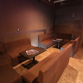 ご家族でのご利用や、お子様を連れての早い時間のお集まりも大歓迎です。清潔感のある広々とした店内には、ゆったり座れるソファー席もあり、小さなお子様連れでも安心してくつろげます。