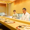 料理人の手仕事を間近で感じられるカウンター席もご用意。デートにもおすすめです◎