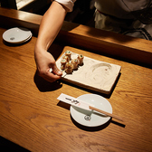 “本物の焼き鳥を魅せたい”という想いを込めて塩加減と焼き加減、提供のタイミングにこだわった焼き鳥でおもてなしします。