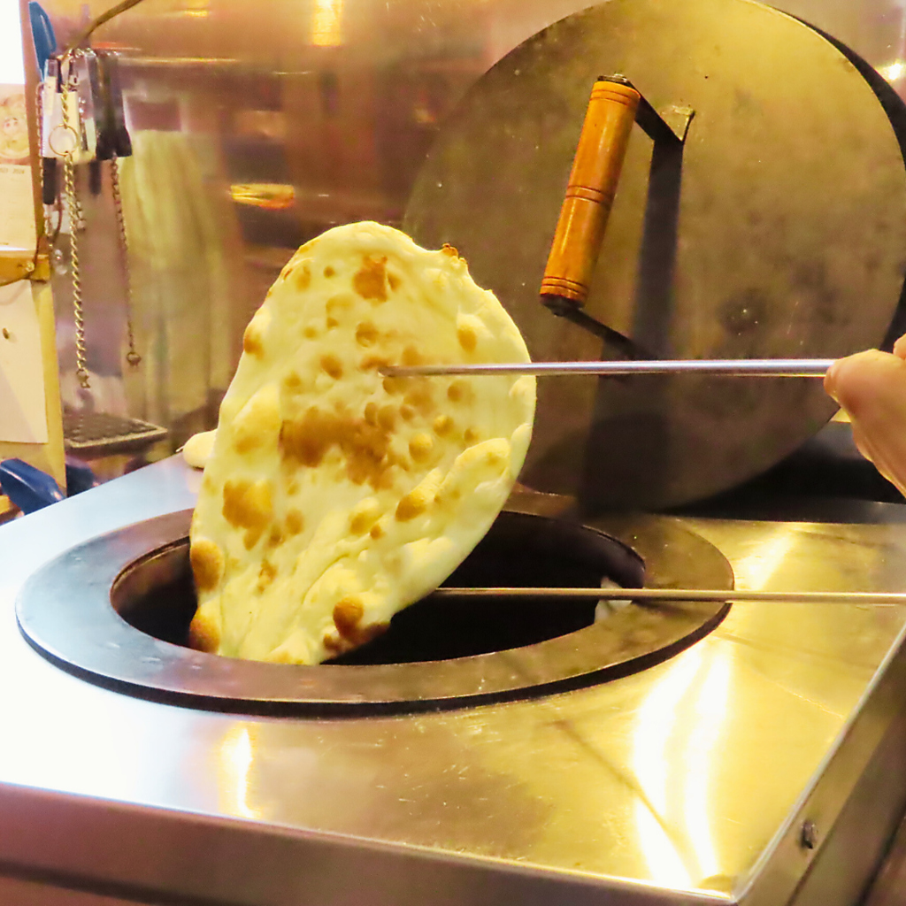 タンドリー窯で一枚一枚焼き上げる絶品ナン☆カリッとモチモチのナンは炭火の香ばしさも加わって美味