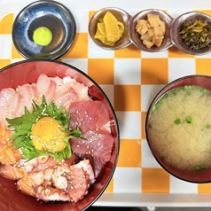 海鮮丼やメンチカツなど多彩なランチをリーズナブルに♪