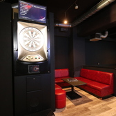 店内には最新のカラオケ設備とダーツマシンを完備しており、お酒を飲みながらアクティブに楽しめます。仲間同士で歌って盛り上がったり、ダーツで対戦したりと、遊び心満載の夜をお届け。二次会や合コンの場をさらに盛り上げるスパイスとして、老若男女問わず大人気です。