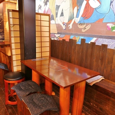 6名様まで入れるテーブル席。壁は浮世絵風のデザインになっており、雰囲気抜群！
