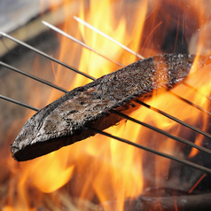 た藁や名物かつおの藁焼きの写真