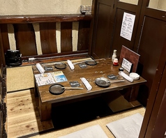 2名座敷足がおろせる個室最大4名様利用可能ですが大柄な方はかなり狭く感じますお席指定の場合はリクエスト予約でお問い合わせを