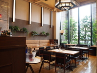 高い天井と落ち着いた雰囲気の店内