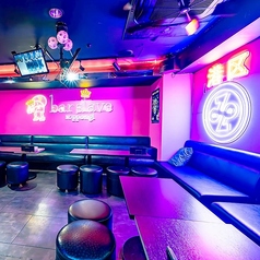 ６名様程まででご利用可能なソファーのお席です！22時～翌5時まで営業の当店で、飲んで歌って盛り上がりください♪