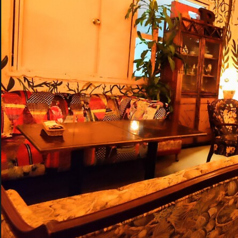 柔らかなソファに身を委ねて、贅沢な時間を過ごせる心地よい空間です。プライベート感があり、デートや特別な集まりにぴったりです。ゆったりとした座り心地で、長時間でもリラックスして過ごせます。お友達や愛する人との会話を楽しみながら、上質な料理やドリンクを味わうことができます。