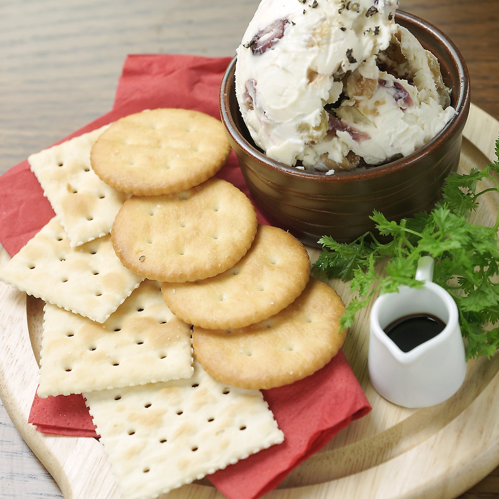 粗挽きソーセージ、アヒージョ、生ハム…など、バルメニューは1品380円～