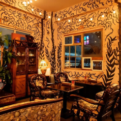 広々としたスペースで、友人や家族との楽しい会話を楽しむのに最適な席です。温かみのあるインテリアが心地よい雰囲気を醸し出し、ゆったりとした時間を過ごせます。特別な日のお祝いからカジュアルなランチまで、あらゆるシーンに対応できるフレキシブルな空間です。