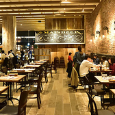 店内は広々としたつくりで、落ち着いた照明と清潔感のある空間が魅力です。テーブル席やカウンター席、テラス席など、多様なスタイルで快適なお食事をお過ごしいただけます。