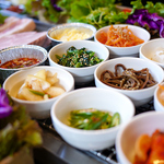 豊富な韓国惣菜【パンチャン】で包み方１万通りのサムギョプサルがお楽しみいただけます