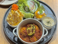 【当店イチオシ】月替わりで提供。デリプレートランチ