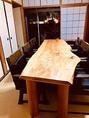 広々した和室のお部屋に天然一枚板のテーブル。和情調溢れるお店で、お気軽にお食事をお愉しみくださいませ。