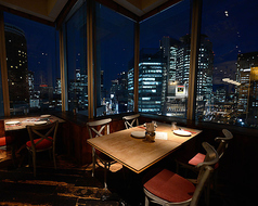 １４階から梅田の夜景が見渡せる窓側席が大人気