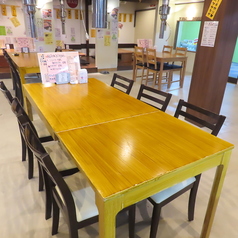 ゆったりとお使い頂けるテーブル席。皆でワイワイ楽しむ焼肉をお楽しみください。お誕生日や歓迎会など、主役がいるお食事会から、学校行事の打ち上げまで様々なシーンに対応します◎
