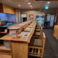 明るい照明のカウンター席♪