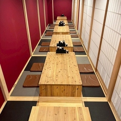 【貸切：20～25名様】中規模～大人数でのお集まりに最適！4名様席×5卓と5名様席×1卓を組み合わせて、20～25名様での宴会が可能。部署の集まりや同窓会など、中規模～大人数向けの空間です。落ち着いた雰囲気の中で、じっくりと語り合える「大人の飲み会」におすすめ◎