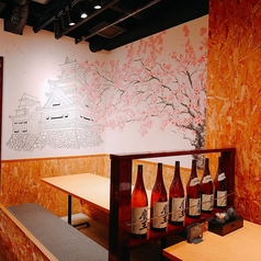 【ゆったりしたソファー席　6名様】　桜満開をイメージした熊本城の壁画が壮大に描かれております♪