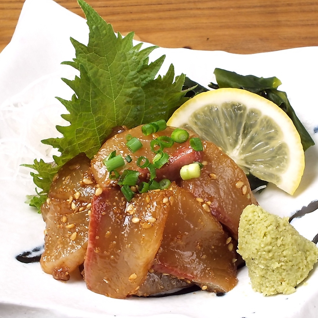 当店大人気の【ゴマカンパチ】新鮮なカンパチに自家製ゴマダレを和えた自信作！秋冬はゴマサバも登場