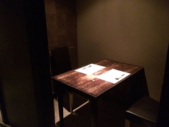 1階には2～6名様でご利用可能な個室を3室ご用意。プライベート感ある空間で、ゆったりと料理や会話をお楽しみいただけます。デートや気心の知れた友人とのお食事などでのご利用にも◎お早めのご予約をお願いいたします。