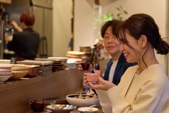 カウンター席は、お一人様でのサク飲みや自分へのご褒美時間に最適です◎日常の忙しさを忘れ、心安らぐ自分だけの贅沢な時間を心ゆくまでご満喫ください。