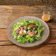 生ハムとゴロゴロ果実のフルーツサラダ