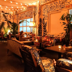 柔らかなソファに身を委ねて、贅沢な時間を過ごせる心地よい空間です。プライベート感があり、デートや特別な集まりにぴったりです。ゆったりとした座り心地で、長時間でもリラックスして過ごせます。お友達や愛する人との会話を楽しみながら、上質な料理やドリンクを味わうことができます。