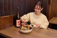 ゆったりと配置されたテーブル席は、親しいご友人との食事会や女子会に大変おすすめです。木の温もりに包まれた落ち着く空間で、美味しい料理を囲めば自然と会話も弾みます!時間を忘れて楽しいひとときを過ごせるのが魅力。周りを気にせずリラックスして、美味しいお酒と共に尽きることのない話題で盛り上がれます。