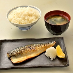 サラダ付き塩やきサバ定食