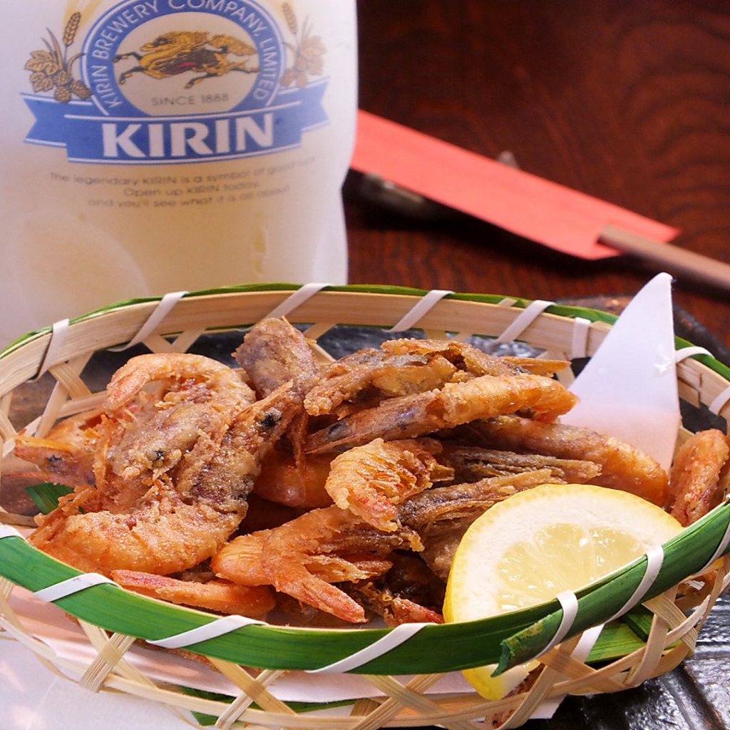 カラっと揚げた「小エビの唐揚げ500円」キンキンに冷えたビールに合う一品が豊富です♪