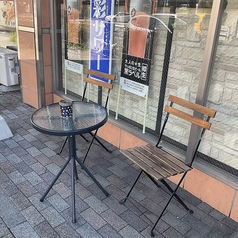 テラス席、及び喫煙席2名より増やす事も出来ます。