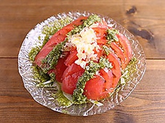 トマトとオニオンのサラダ　バジル風味