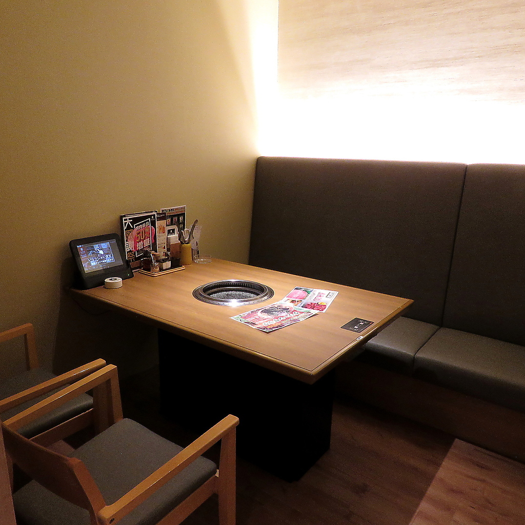 モダンな雰囲気で人気の4名様掛けのテーブル席。完全個で大人の雰囲気でお料理をお愉しみできます♪