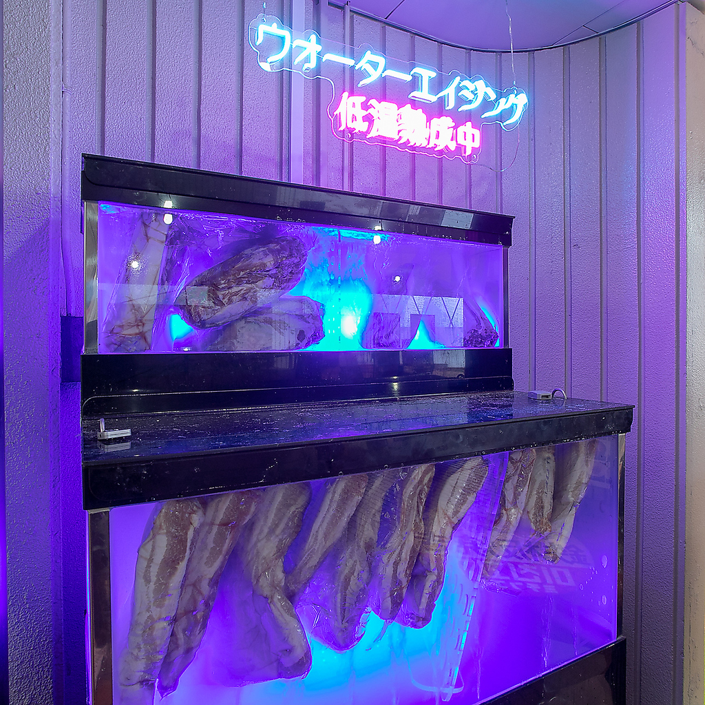 素材本来の香りや旨味を引き出す”ウォーターエイジング”の熟成肉が楽しめます。