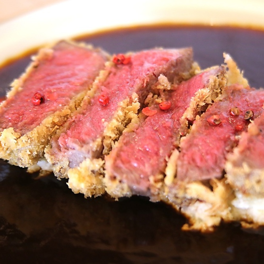 長崎和牛のレア牛カツは最上級A5ランクの肉をレアに揚げた一品。特製ソースと一緒にお楽しみください