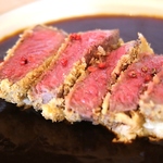 長崎和牛のレア牛カツは最上級A5ランクの肉をレアに揚げた一品。特製ソースと一緒にお楽しみください