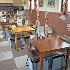 テーブル席は、女子会や友人との集まりに最適な空間です♪楽しいおしゃべりをしながら、おむすびやスイーツをお楽しみいただけます（お子様用の椅子はございません）。もちろん、お一人様も大歓迎です！！