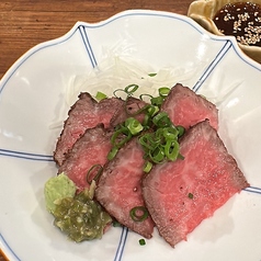 国産牛モモ肉低温調理　特製ソースと茎ワサビを添えて