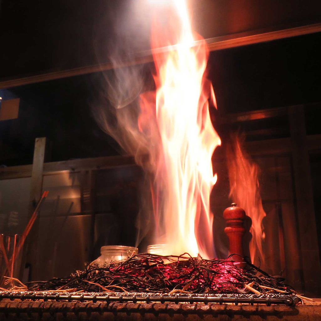 お肉のわら焼きはじめました！！海鮮類もご用意しています。