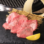 国産黒毛和牛のタンをご提供致します。歯ごたえ良く食べやすい牛タンとお好みのお酒を一緒にどうぞ◎