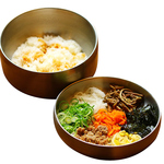 小さなお子様にも大人気のビビンバ丼。具材たっぷりで大満足♪特製の甘辛いソースが食欲をそそります