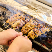 新橋駅5分、銀座駅8分の好立地にて営業中！本格派焼き鳥と高級食材がコスパ良く楽しめる!!温度管理が難しい炭火であえて焼き上げることで、外はカリッと、中はジューシーな仕上がりに!!熟練の職人たちがその日の食材と環境を見極めて、最高に美味しい状態に仕上げます。牛タンや厳選お造り、黒毛和牛炙りなども堪能！