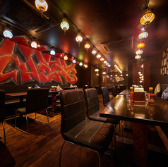 20~30名の大人数でのご利用も、ぜひお気軽にお問い合わせください!アジアンランプと大壁面ペイントが彩るお洒落な店内で、特別な時間をお過ごしいただけます◎