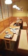 温もりを感じる木目を基調とした店内に4名様用テーブル席は12卓完備。お仕事帰りのお食事から宴会、女子会など様々なシーンでご利用いただけます。また、人数に応じてお席の調整も柔軟に対応いたしますのでお気軽にご相談ください。